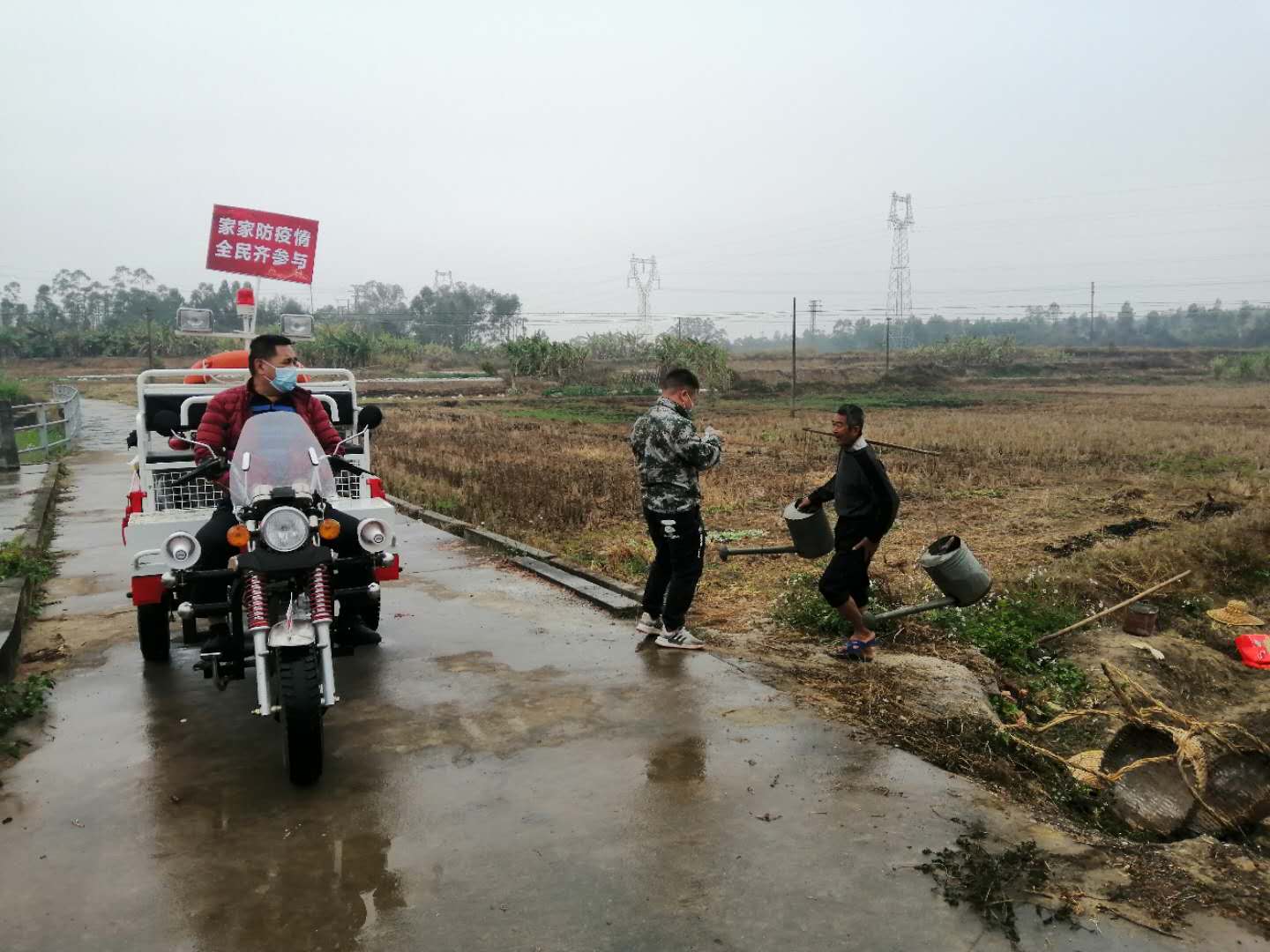 關(guān)寧賜同志駕駛著宣傳車在村中、田頭宣傳防控防護(hù)知識(shí).jpg