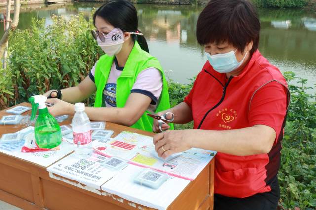 為轄區(qū)老人制作“便民核酸卡”