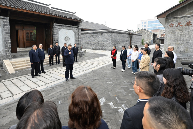 10月17日至18日，中共中央總書記、國家主席、中央軍委主席習(xí)近平在安徽考察。這是17日下午，習(xí)近平在安慶桐城市六尺巷考察時，同當(dāng)?shù)鼐用窈陀慰陀H切交流。