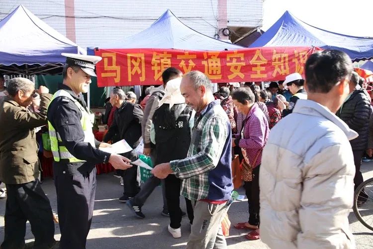 平安宣傳進鎮(zhèn)街 警民互動話安全